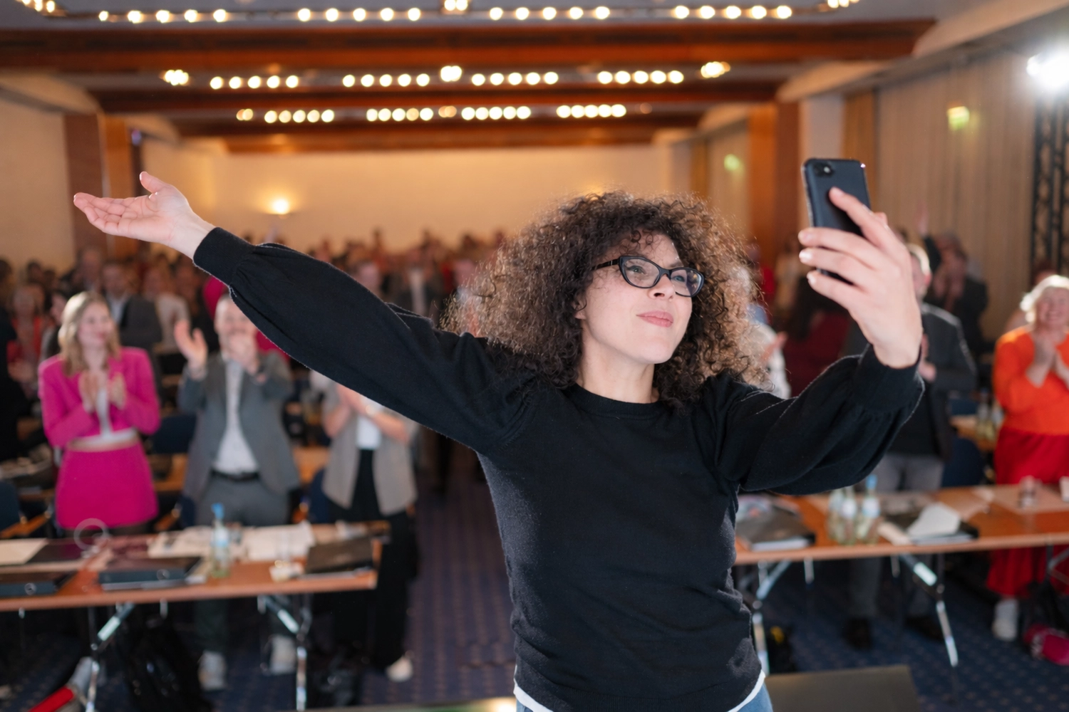 Saya in Space – Coach, Sprecherin – Saya Naumann macht ein Selfie